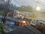 detik-detik-kecelakaan-ka-vs-truk-di-kaligawe-semarang-selasa-21102025-sore-1761045239280_169